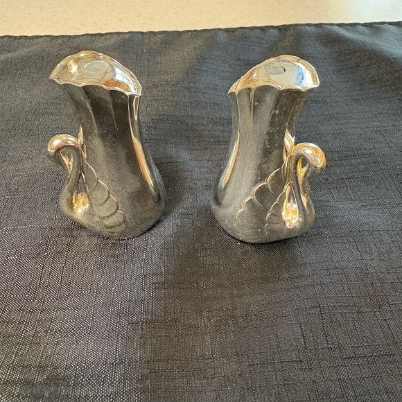 I rage William A. Roger’s Silver -Plated Salt and Pepper Shakers - Picture 4 of 6